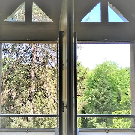 לינה וארוחת בוקר Chateau De La Vernede, La Grande Vernede 3*