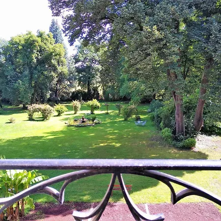 לינה וארוחת בוקר Chateau De La Vernede, La Grande Vernede 3*