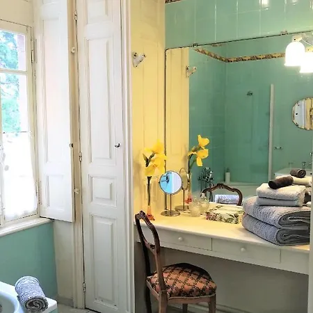 לינה וארוחת בוקר Chateau De La Vernede, La Grande Vernede 3*